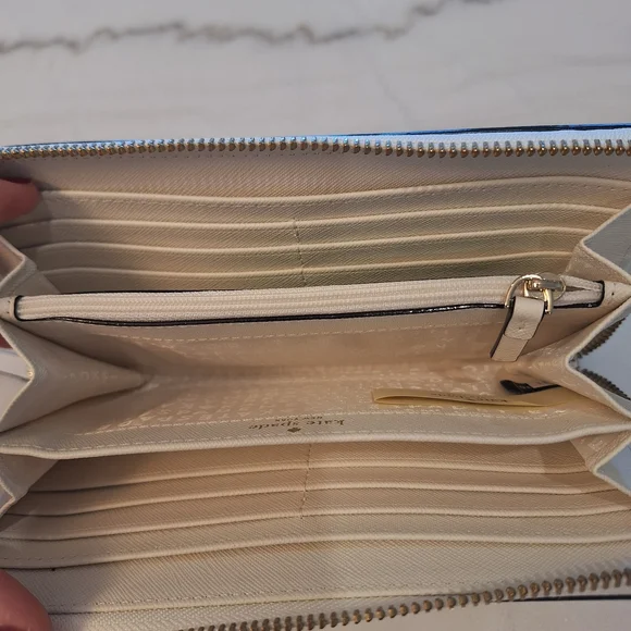 NWT Kate Spade Off White & Black Laser-Cut Continental Wallet. Textured Leather - Picture 3 of 4